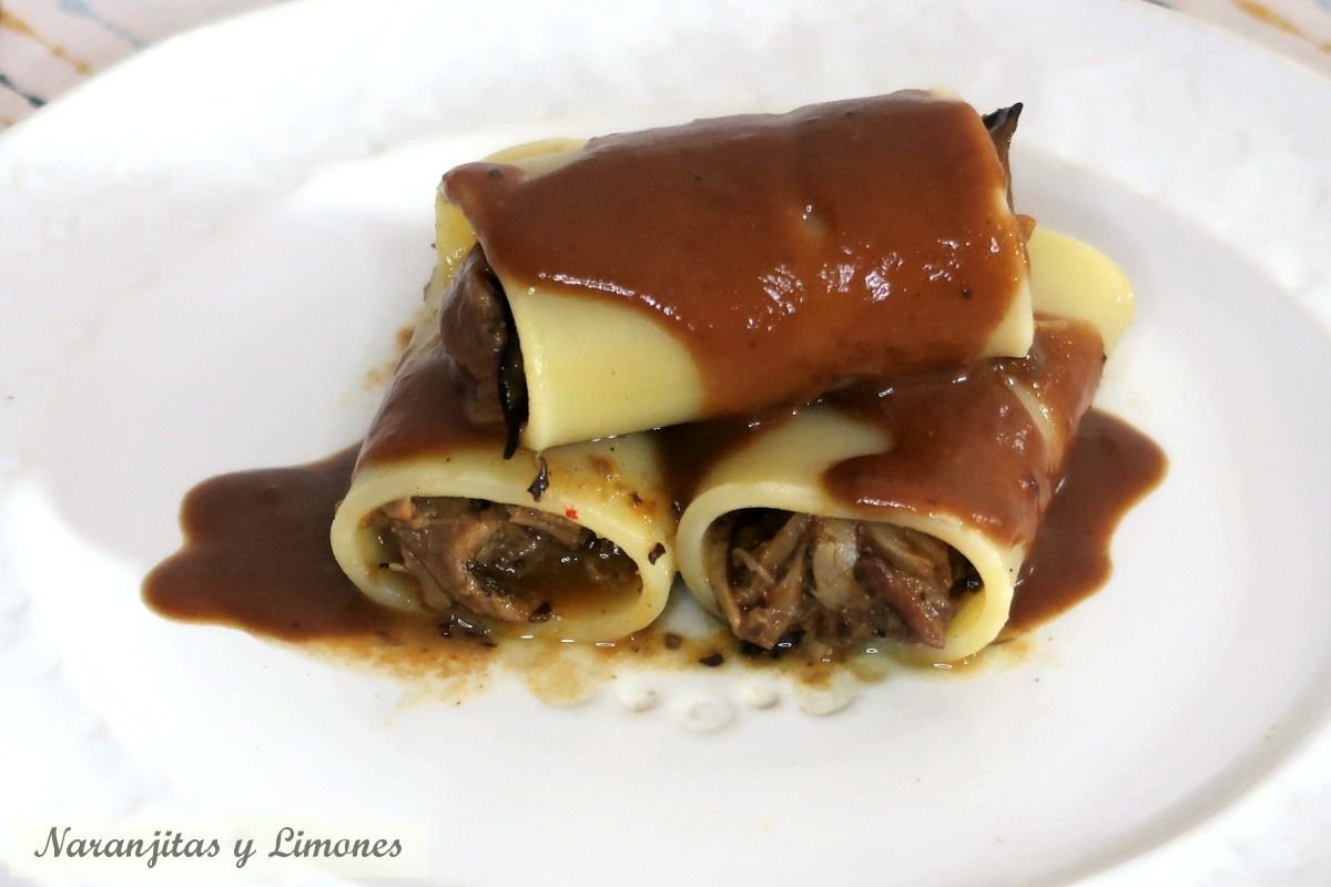 Paccheri rellenos de cerdo y salsa de chocolate